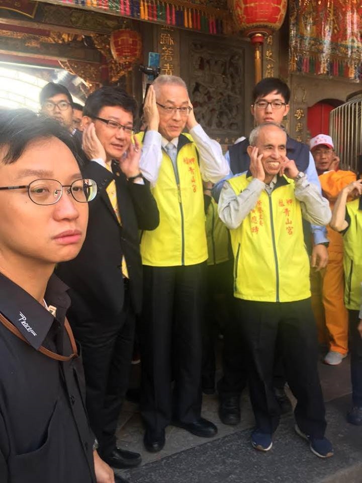 國民黨主席吳敦義(前排右2)29日上午出席台北市艋舺青山宮遶境活動。(圖取自www.facebook.com/wudunyi2017)