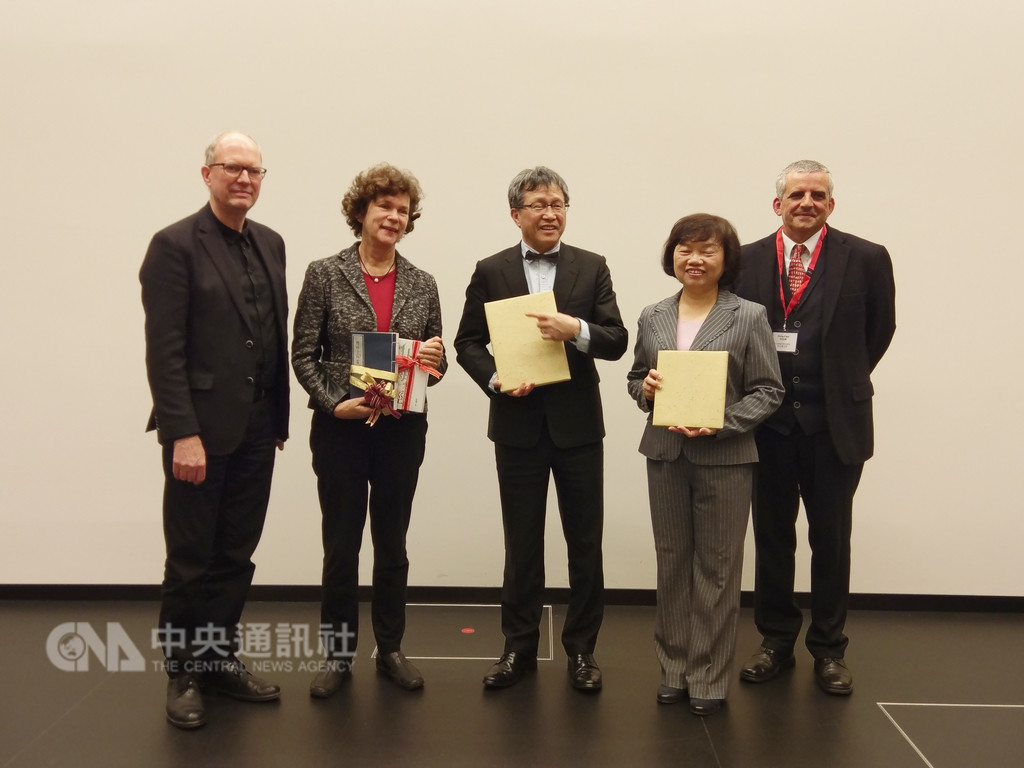萊比錫大學圖書館館長施奈德(Ulrich Schneider)(左起)、萊比錫大學校長舒金(Beate Schuecking)、駐德代表謝志偉、國家圖書館副館長吳英美等人出席11月29日的贈書儀式。(國家圖書館提供)中央社記者林育立柏林傳真 107年12月1日