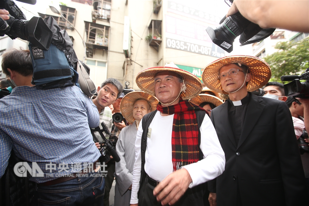 2014年,前民進黨主席林義雄(右2)以禁食訴求停建核四廠。(中央社檔案照片)