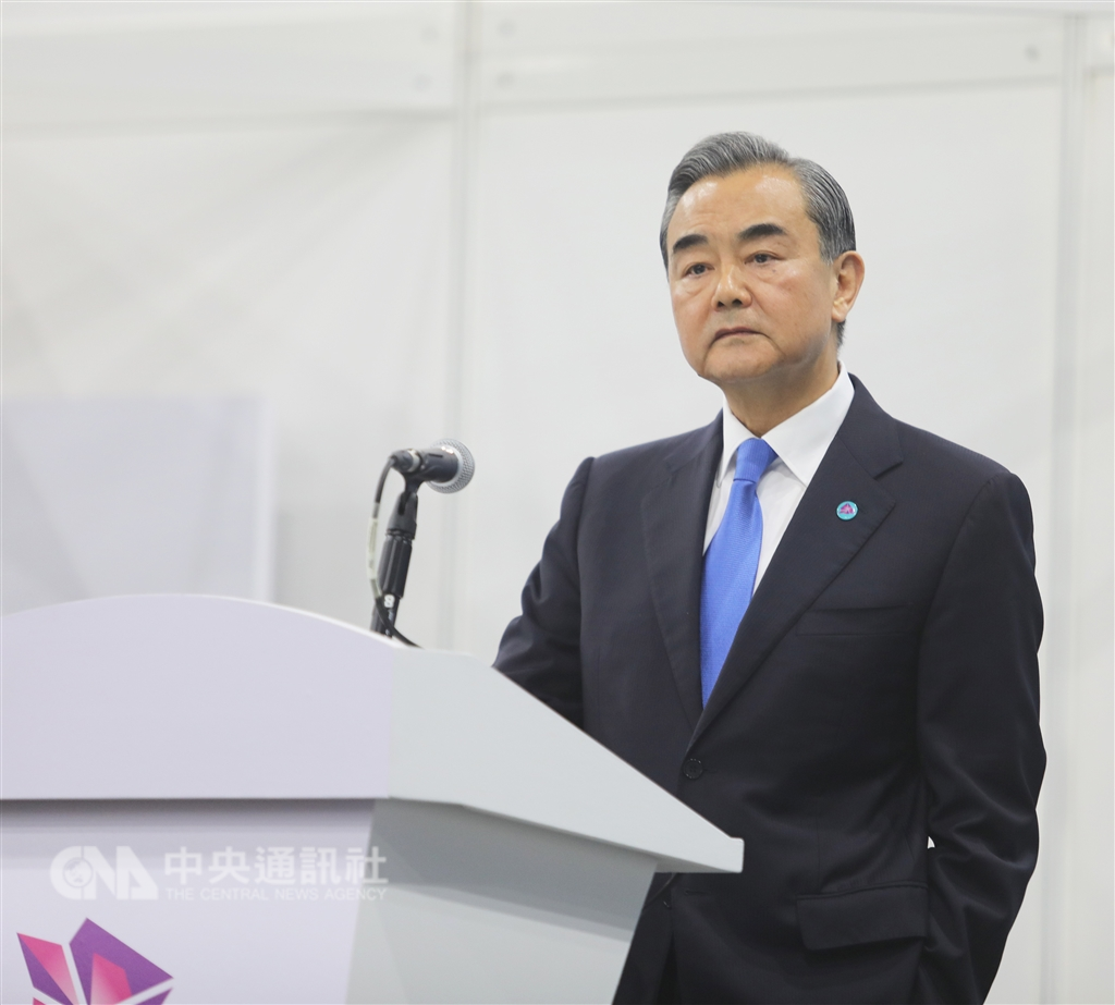 中國外長王毅表示,美中雙方會朝取消所有加徵關稅方向加緊磋商。(中央社檔案照片)