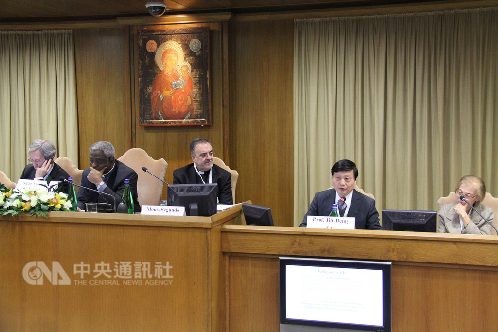 高雄醫學大學教授李志恒應邀到梵蒂岡研討會,分享台灣與東北亞國家對新興毒品的防治作法。(駐教廷大使提供)中央社記者黃雅詩梵蒂岡傳真 107年12月2日