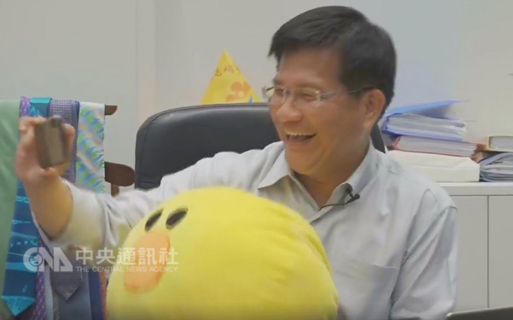 台中市長林佳龍2日晚間透過臉書直播和網友互動,並再次挑戰自拍,他懷中的莎莉抱枕成為焦點。(取自林佳龍臉書)中央社記者趙麗妍傳真 107年12月2日