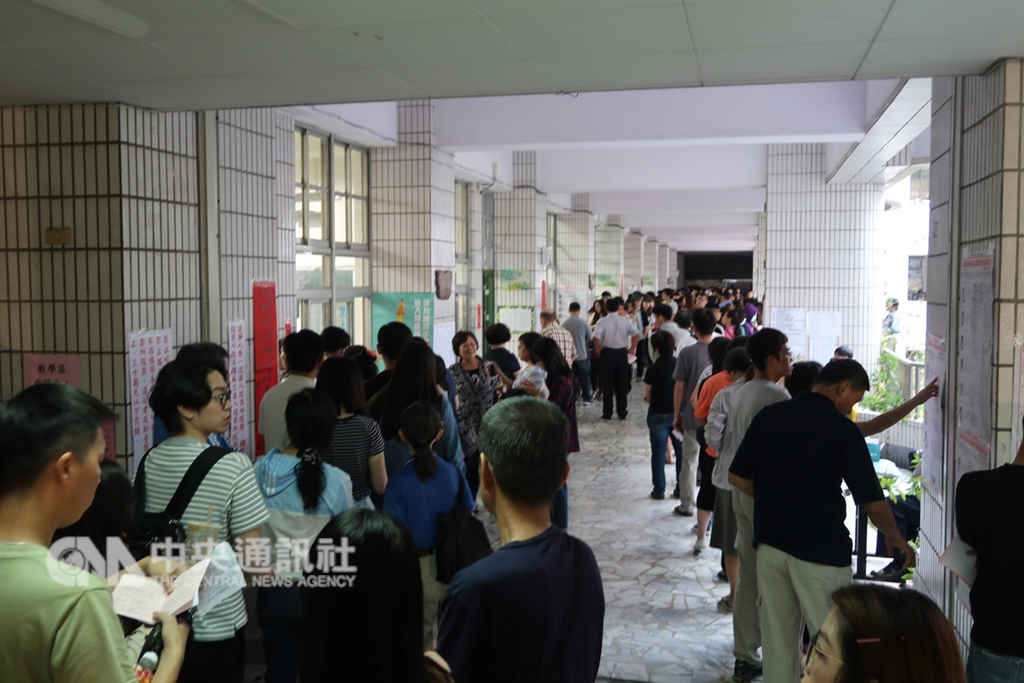 11月24日九合一選舉當天有的投票所直到投票時間截止仍有民眾排隊等待投票,有的投開票所已完成投票並開始開票,引發是否影響投票意願、選舉公平性等爭議。(中央社檔案照片)
