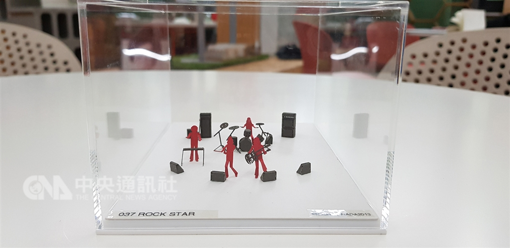 日本紙模型藝術家寺田尚樹透過細微觀察及巧手,以建築模型1/100的比例,呈現日常生活場景。圖為搖滾樂團演唱場景。中央社記者鄭景雯攝 107年12月2日