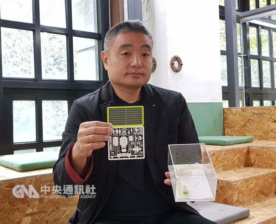 日本紙模型藝術家寺田尚樹(圖)的模型人物都沒有表情,藉由肢體動作,帶給民眾無限想像。中央社記者鄭景雯攝 107年12月2日
