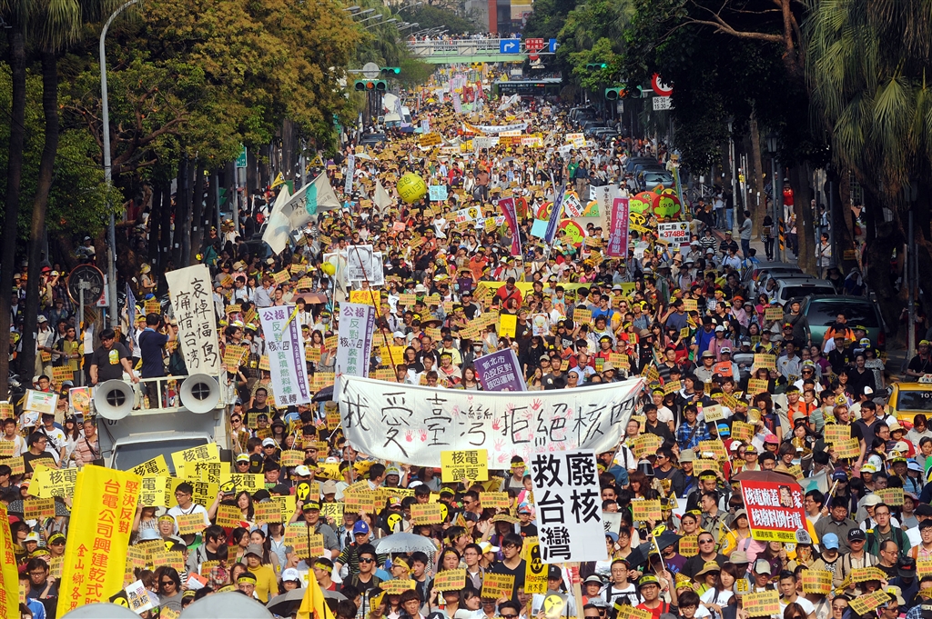 2013年3月9日,廢核團體在台灣各地舉辦廢核遊行,創下全台22萬人上街頭的歷史紀錄。(中央社檔案照片)