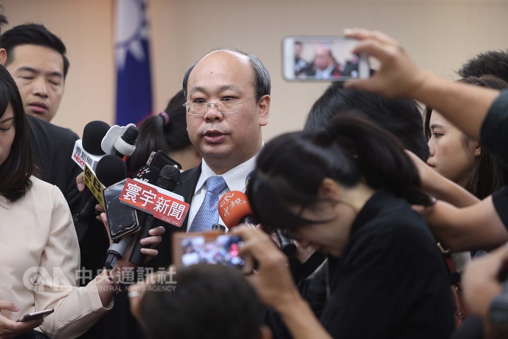 九合一選舉與10案公投導致民眾投票亂象,中央選舉委員會遭外界罵翻。中選會代理主委陳朝建(中)3日列席立法院內政委員會,會前受訪時表示,因為中選會事前規劃不周,向全國民眾道歉。中央社記者徐肇昌攝 107年12月3日