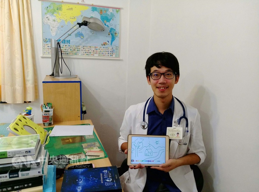 陽明大學醫學系學生林鈺修對繪畫治療精神疾病有濃厚興趣,經學校推薦前往加拿大研究,設計出以iPad繪圖軟體診斷精神疾病的雛形。(陽明大學提供)中央社記者許秩維傳真 107年12月3日