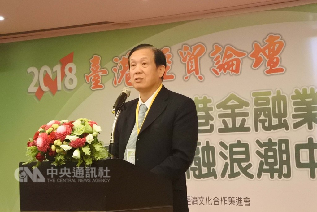 中華民國全球商業總會理事長賴正鎰3日出席2018台港經貿論壇。他受訪時表示,等韓國瑜就任高雄市長後,將率約200家企業會員南下談投資。中央社記者張淑伶攝 107年12月3日