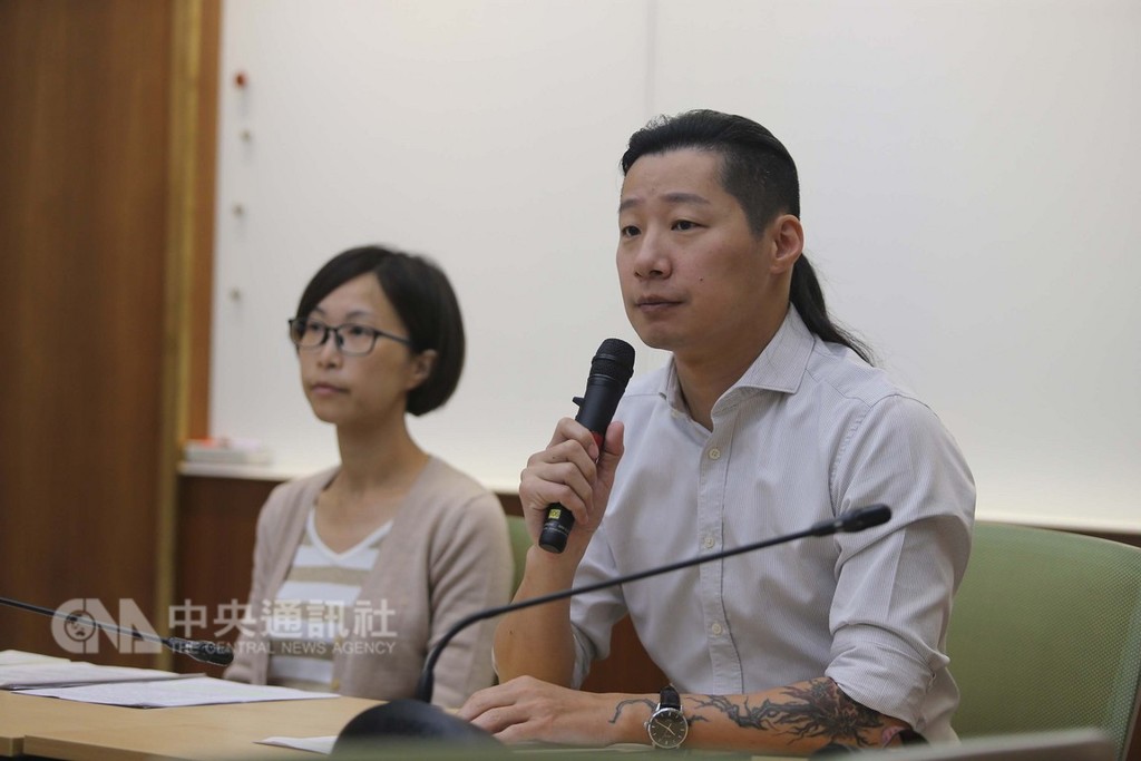 時代力量立委林昶佐(右)3日表示,台北高等行政法院裁定凍結婦聯會財產的處分停止執行,他完全無法接受,呼籲最高行政法院撤銷這種不適當的法律見解。左為民間司改會執行長陳雨凡。中央社記者徐肇昌攝 107年12月3日