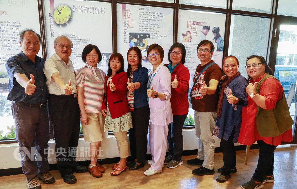 屏東基督教醫院1994年派遣醫療隊前往泰國、緬甸邊境的佤邦,訓練當地的醫護人材,兩名首批受訓女醫生波莉(Phawlay)(左4)與哈拿(Hana)(左5)3日與屏基醫護人員「師徒會」。(屏東基督教醫院提供)中央社記者郭芷瑄傳真 107年12月3日