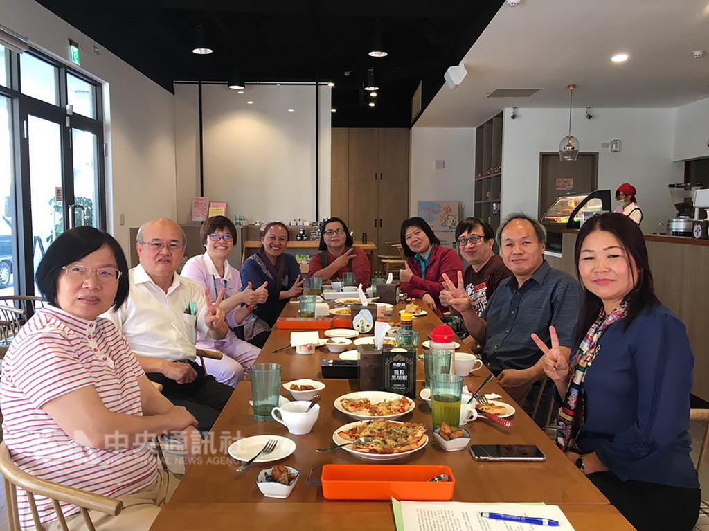 屏東基督教醫院1994年派遣醫療隊前往佤邦,訓練當地的醫護人員,兩名首批受訓女醫生3日與屏基醫護人員「師徒會」,在歡聚中談著過往驚心動魄的故事。右為女醫生哈拿(Hana)。中央社記者郭芷瑄攝 107年12月3日