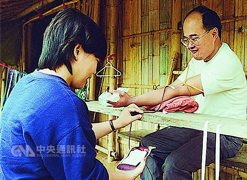 屏東基督教醫院1994年派遣醫療隊前往泰國、緬甸邊境的佤邦,醫護人員隨時捐血當「血庫」。圖為小兒科醫師卓德松當年捐血照。(屏東基督教醫院提供)中央社記者郭芷瑄傳真 107年12月3日