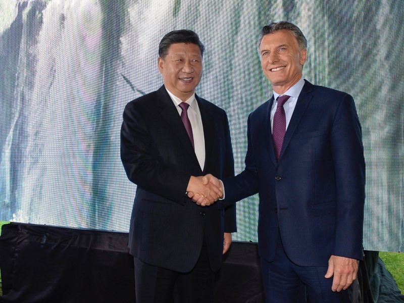 中國國家主席習近平(左)與阿根廷總統馬克里(右)2日共同宣布超過30項的農業與投資協議。(圖取自twitter.com/mauriciomacri)
