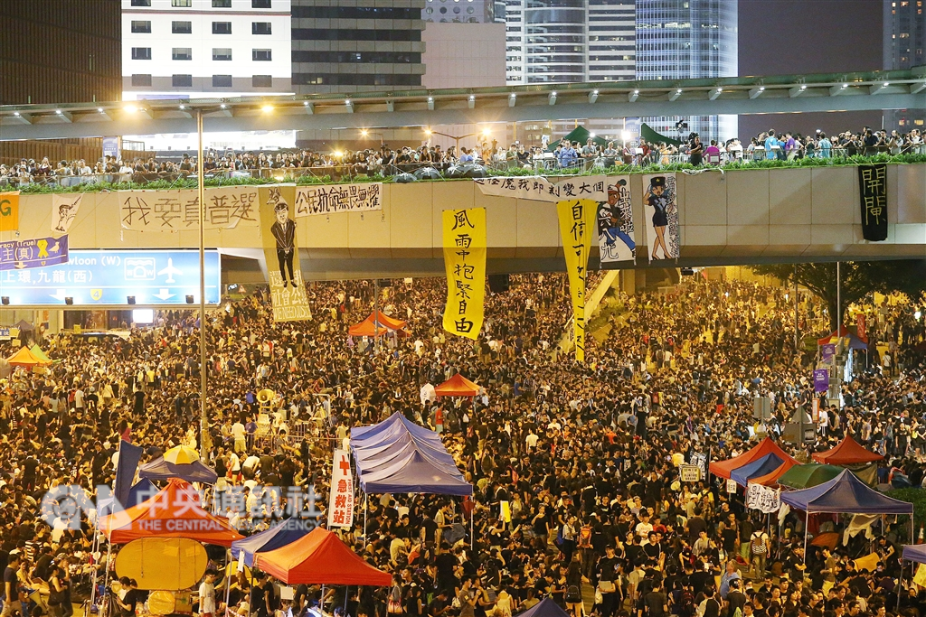 4年前「占中運動」爆發時,香港泛民主派一度氣勢如虹。圖為民眾在政總外的主要道路表達抗議訴求。(中央社檔案照片)