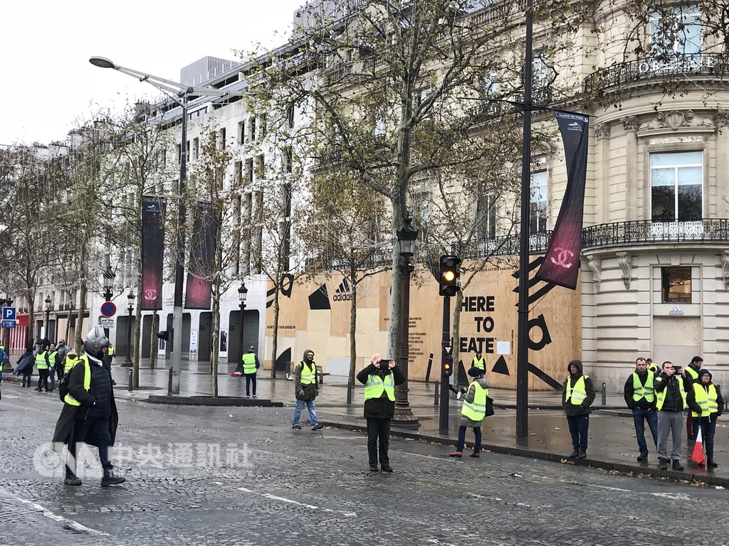 法國巴黎幾處地標及高級購物區1日淪為警民衝突的戰場。圖為巴黎香榭麗舍大道商家擔心抗議活動失控,選擇歇業一天,並用木板保護櫥窗。(中央社檔案照片)