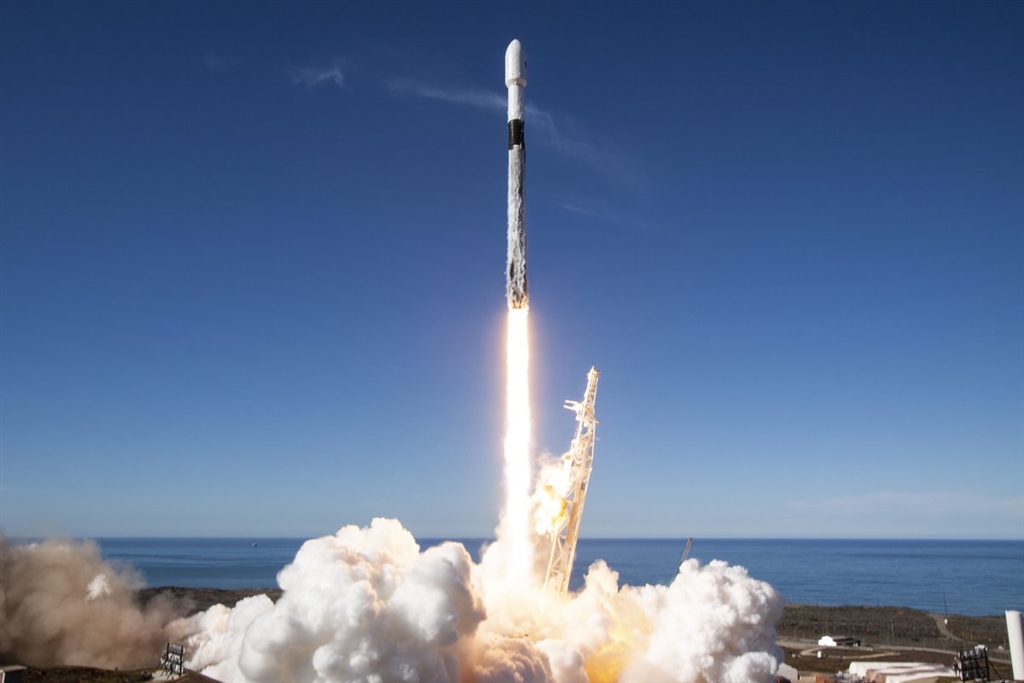 美國業者舉辦「太空葬」,4日將裝有骨灰等的微型衛星,以SpaceX火箭(圖)送入太空。(圖取自推特twitter.com/spacex)