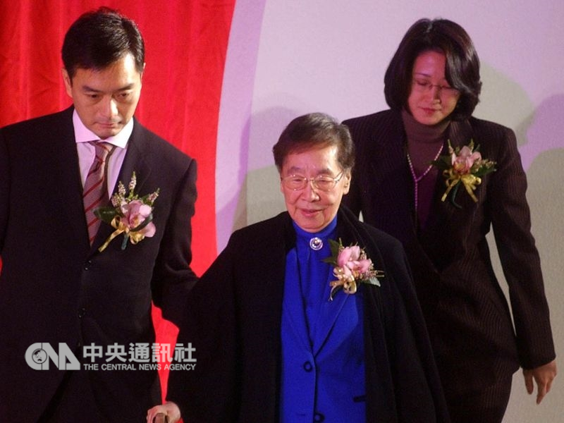 嚴凱泰(左)母親吳舜文(中)延續丈夫「國車國造」遺志,帶領裕隆成為台灣唯一具有自主研發能力的車廠。嚴凱泰遺孀嚴陳莉蓮(右)將循著婆婆腳步,為英年早逝的丈夫繼續帶著納智捷向前進。(中央社檔案照片)
