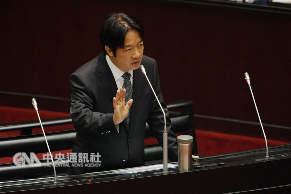 行政院長賴清德4日表示,行政院推動2030雙語國家政策發展藍圖,希望帶動全民學英語,而非只針對學生。(中央社檔案照片)