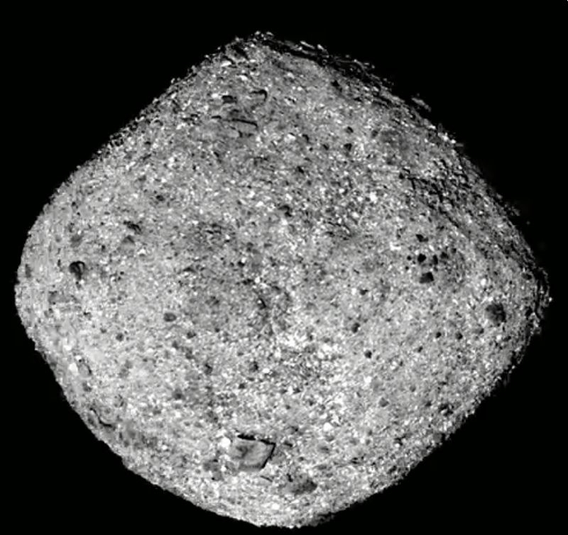 NASA的「歐塞瑞斯號」太空船2年多前發射升空後,3日終於飛抵古老小行星貝努(圖),並將採集貝努的塵埃樣本帶回地球。(圖取自推特twitter.com/nasa)