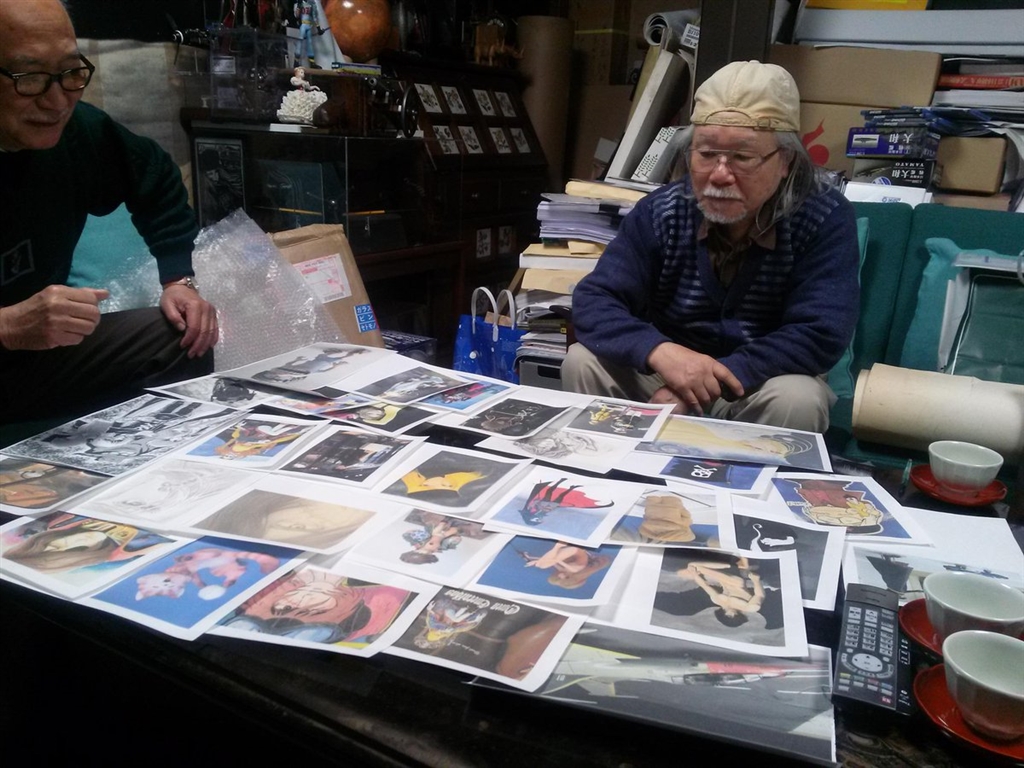 現年80歲的松本零士(右)剪下自己部分手指甲放入膠囊,與搭載150份骨灰的火箭一起升空,用這種方式當成自己的生前葬。(圖取自推特twitter.com/leijimatsumoto)