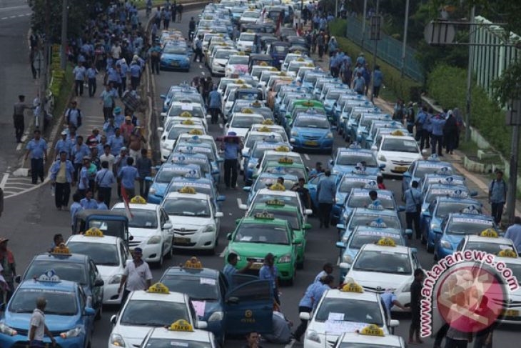 印尼交通部正在起草新規定,要求網路叫車服務司機必須打扮整齊乾淨。圖為印尼傳統藍鳥計程車。(安塔拉通訊社提供)