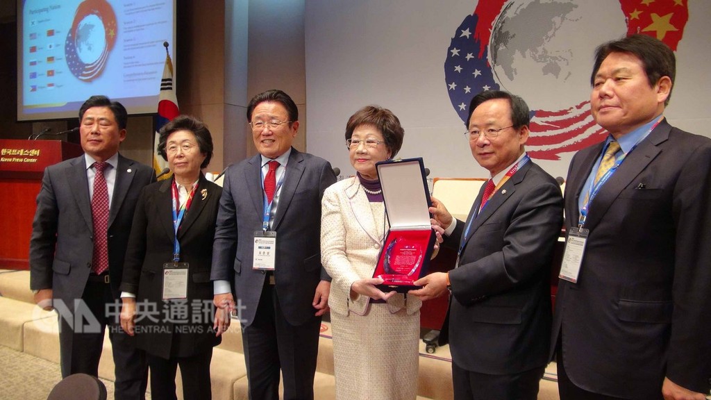 前副總統呂秀蓮(右3)5日在首爾新聞中心出席第2屆東亞和平論壇時,自南韓國會副議長李柱榮(右2)手中接獲感謝牌。中央社記者姜遠珍首爾攝 107年12月5日