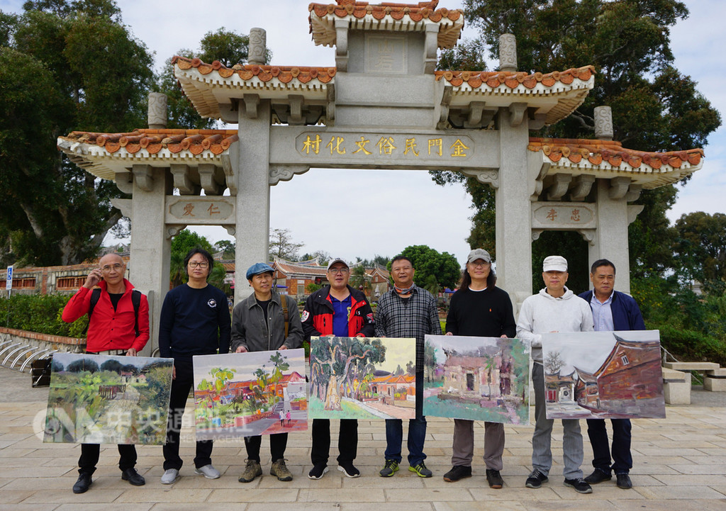在金門縣議員周子傑(右5)的邀請下,中國大陸福建和廣東畫家羅國強(右3)等人來到金門寫生,5日到山后民俗文化村寫生,7日將在文化局聯合展出創作。中央社記者黃慧敏攝 107年12月5日
