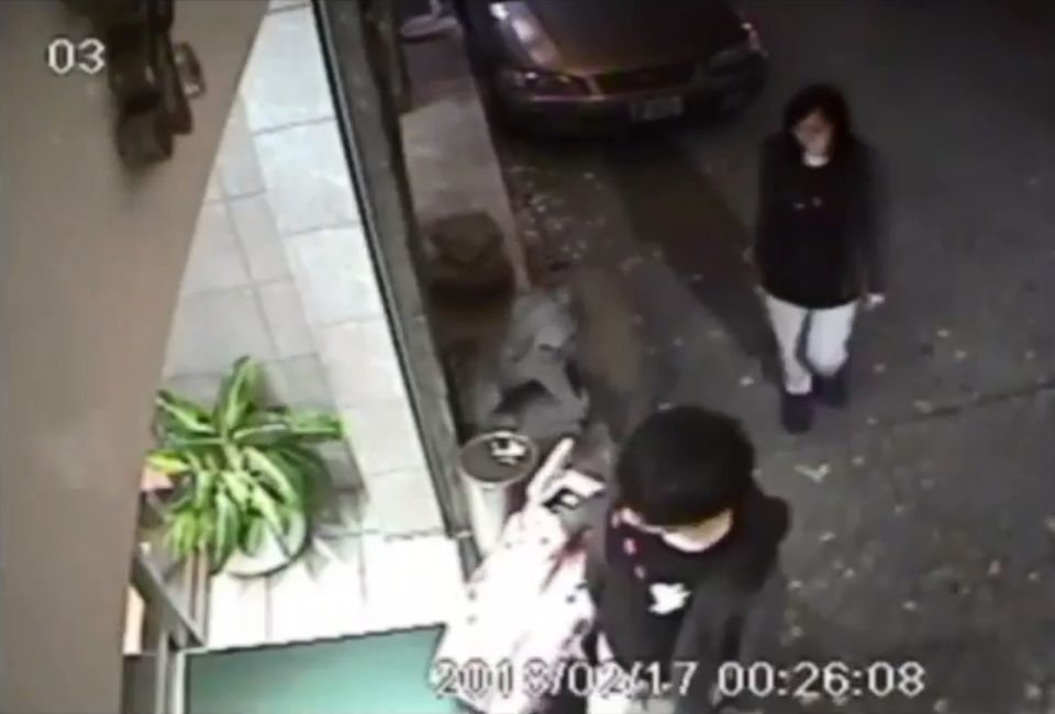 20歲香港少女潘曉穎(後)2018年2月與19歲男友陳同佳(前)來台灣旅遊後被殺棄屍。(圖取自監視器畫面)