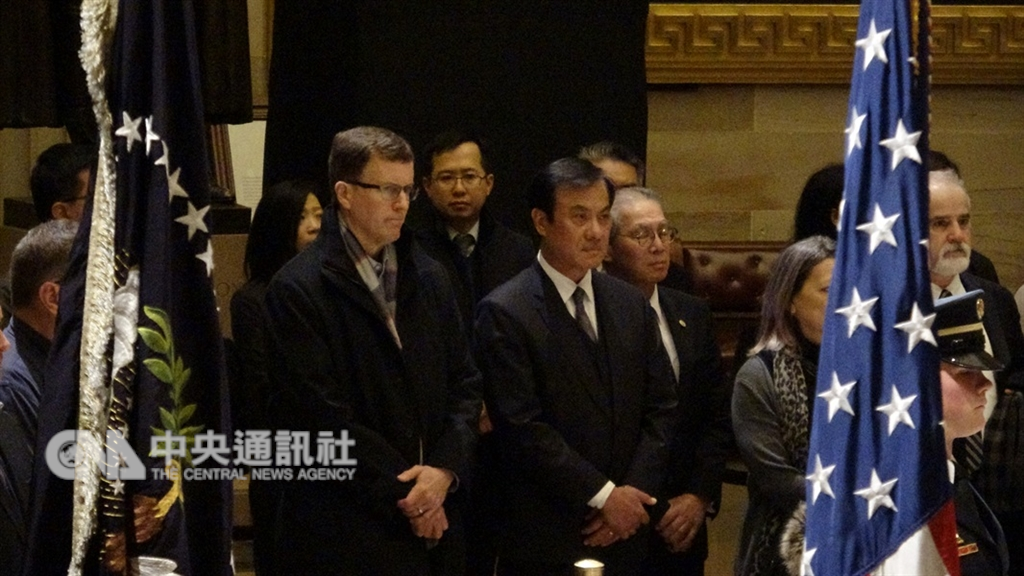 立法院長蘇嘉全(前排中)5日前往國會山莊弔唁美國 已故前總統老布希,並轉交總統蔡英文慰問信。 中央社記者江今葉華盛頓攝 107年12月5日