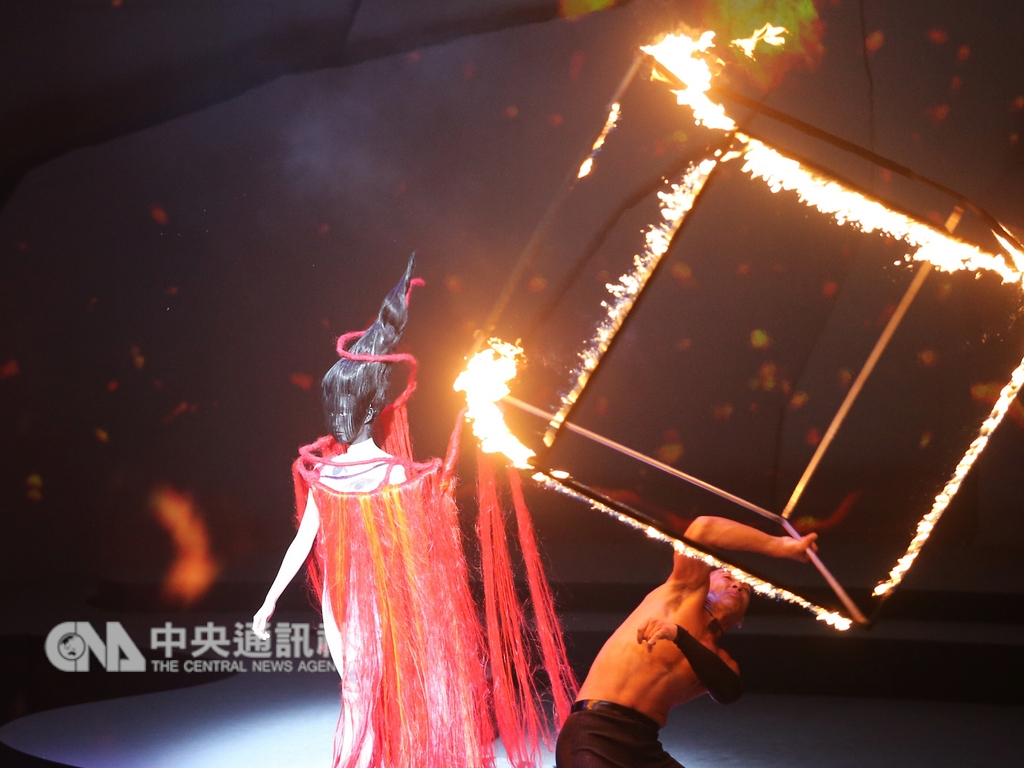 文化部主辦「2018台北時裝週SS19」,6日晚間在台灣戲曲中心舉行精彩開幕秀,讓模特兒們穿上台灣設計師的作品,與表演藝術者同台演出,打破了傳統服裝走秀型態。中央社記者徐肇昌攝 107年12月6日