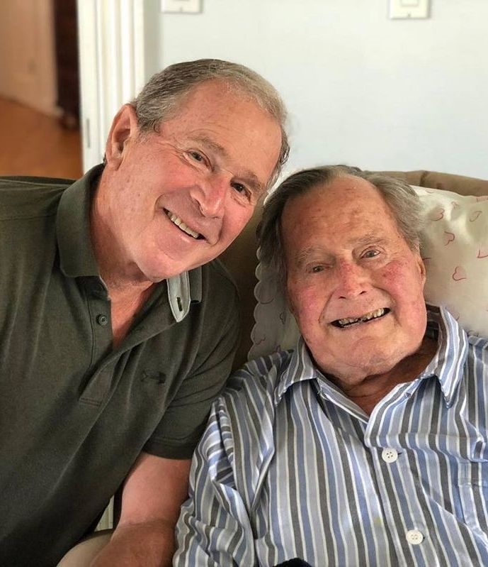 美國前總統小布希（左）6月時曾在臉書放上和父親老布希的合照。（圖取自facebook.com/georgewbush）