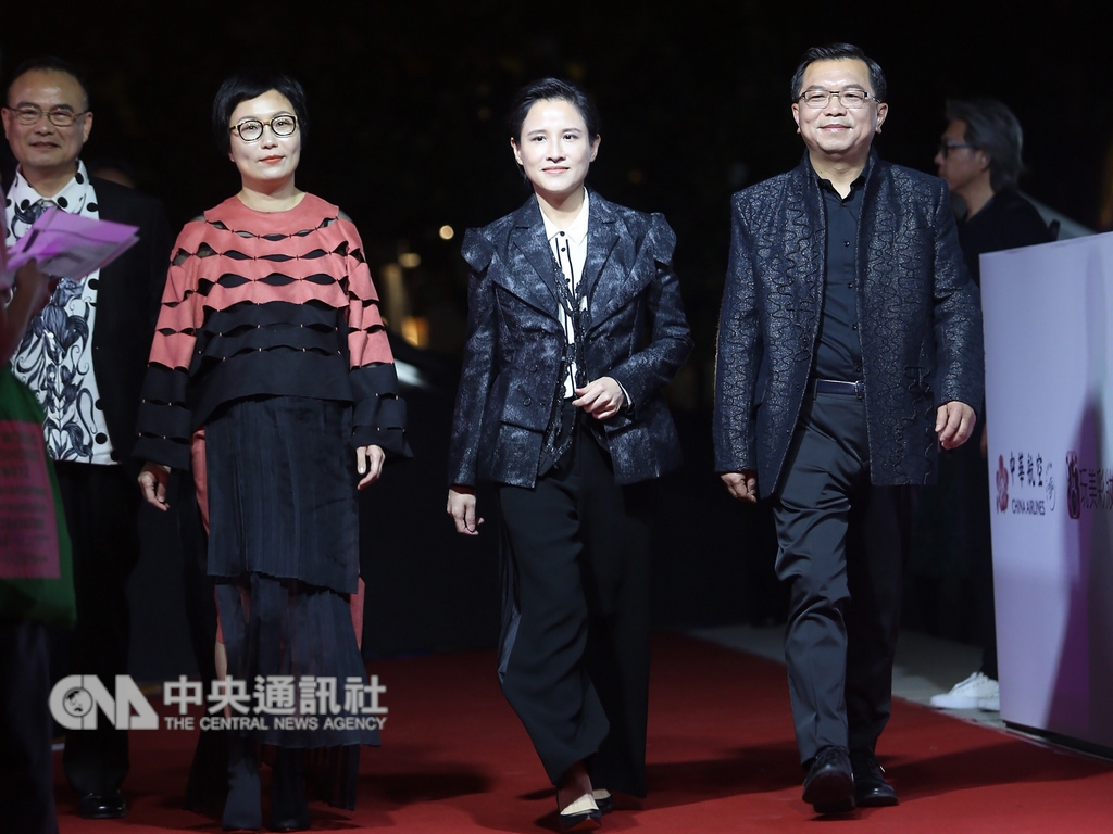 「2018台北時裝週SS19」6日在台灣戲曲中心舉行,文化部長鄭麗君(右2)與次長丁曉菁(右3)出席開幕式。中央社記者徐肇昌攝 107年12月6日