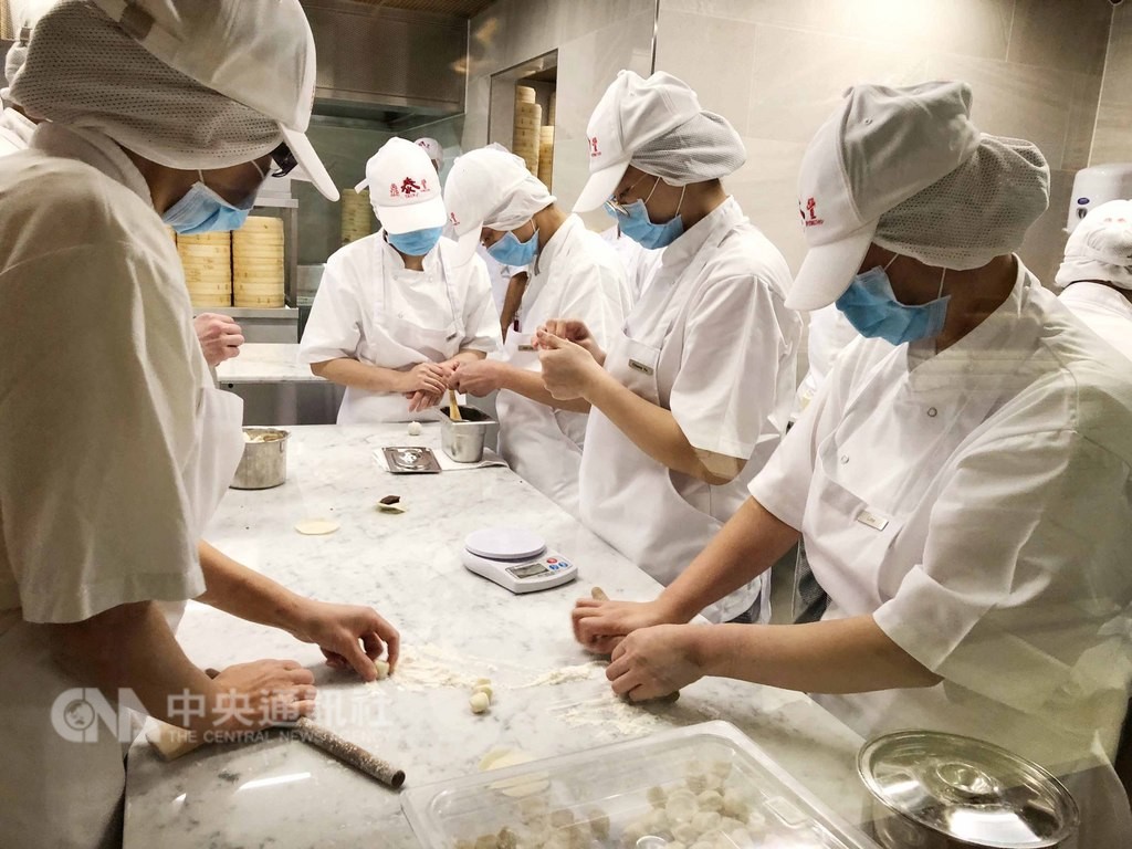 鼎泰豐進軍英國倫敦開設歐洲首店,5日舉行開幕儀式。餐廳為地上一層、地下一層的兩層店面結構,可容納約250名賓客,當然也少不了代表性的透明櫥窗式廚房。中央社記者戴雅真倫敦攝 107年12月6日