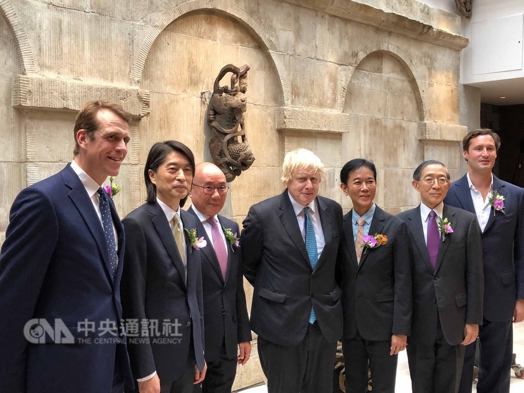 鼎泰豐進軍英國倫敦開設歐洲首店,5日盛大開幕。駐英代表林永樂(右2)、鼎泰豐董事長楊紀華(左3)、麵包新語創辦人郭明忠(右3),以及前英國外相強生(中)出席開幕儀式。中央社記者戴雅真倫敦攝 107年12月6日