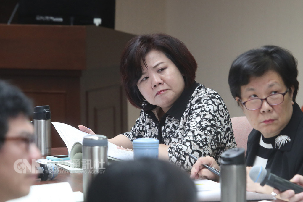 過去勞動部曾發出函釋,認為輪班制勞工例假可採連續24小時,而非一個完整曆日,讓台鐵班表出現日夜休,天天都上班情形。多名立委6日在立院提案凍結勞動部預算新台幣10萬元,要求勞動部儘速檢討該函釋,以保障勞工權益。右2為勞動部長許銘春。中央社記者吳家昇攝 107年12月6日