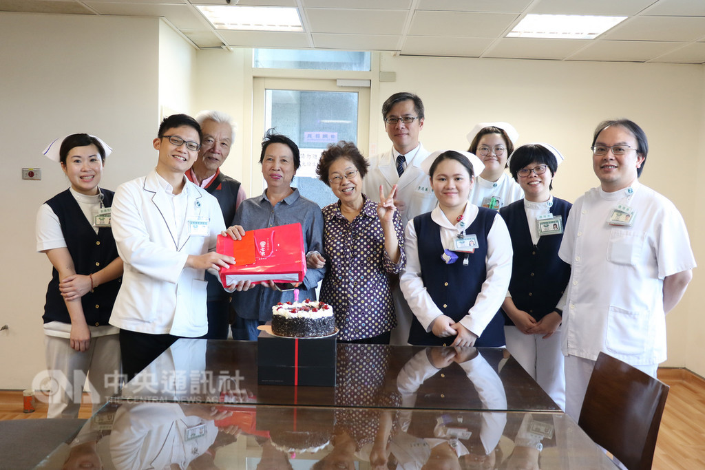 台中慈濟醫院6日表示,67歲潘廖阿香日前因心肌梗塞昏倒,幸好遇到物理治療師紀家明,現場為她施作心肺復甦術,緊急送醫經手術救回一命,出院前夕,醫院準備蛋糕慶祝她重生。中央社記者趙麗妍攝 107年12月6日