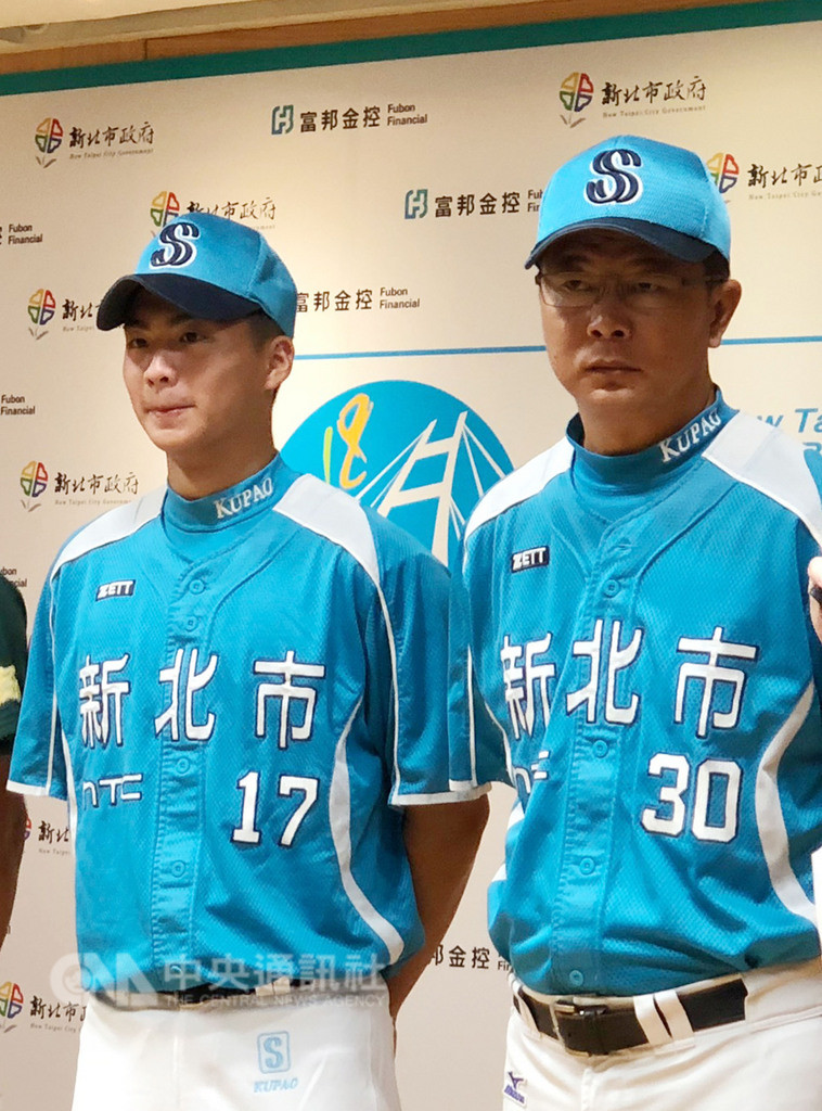目前就讀新北市穀保家商高三的左投王彥程(左)6日表示,高中畢業後將以旅外為目標,希望有機會挑戰美、日職,並以旅日為優先選項。中央社記者黃巧雯攝 107年12月6日