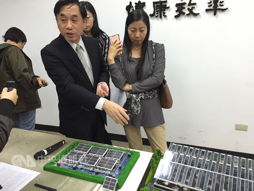 農委會水產試驗所6日召開記者會表示,太陽能與水產養殖結合的漁電共生試驗證實,40%光電板遮蔽率下,文蛤及虱目魚等仍可達到70%的成長效果。中央社記者楊淑閔攝 107年12月6日
