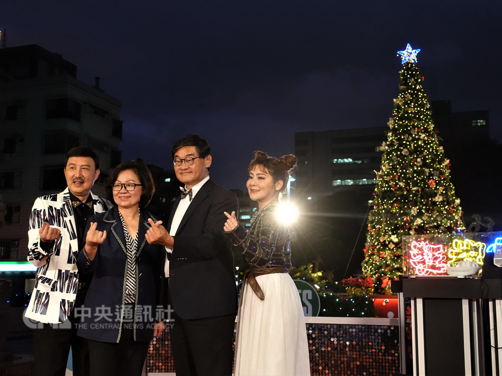 華視6日晚間舉行「2018華視歲末感恩耶誕點燈」活動,藝人余天(左起)、公廣集團董事長陳郁秀、華視總經理莊豐嘉、藝人王彩樺比出愛心手勢合影。中央社記者江佩凌攝 107年12月6日