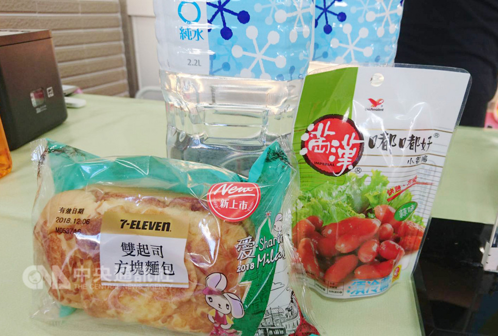 花蓮今年已二度開出新台幣100萬元的雲端發票專屬獎,107年9-10月中獎的統一發票是由花蓮縣吉安鄉一家超商門市開出,中獎民眾花了127元買麵包、香腸和礦泉水。中央社記者李先鳳攝 107年12月6日