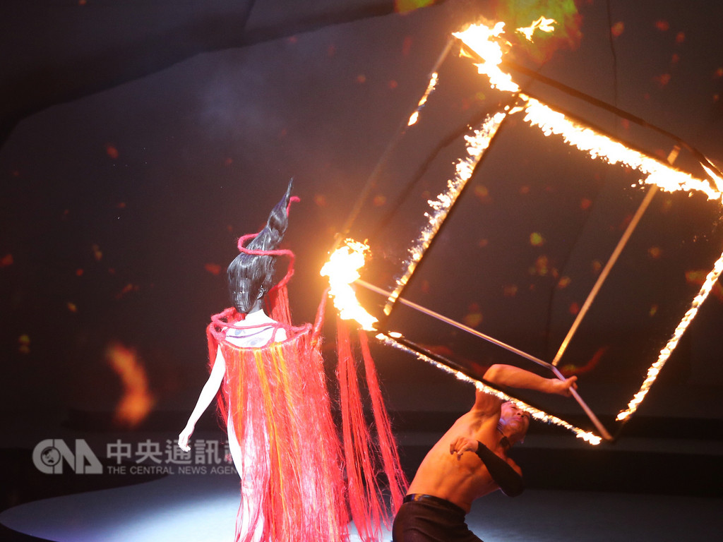 文化部主辦「2018台北時裝週SS19」,6日晚間在台灣戲曲中心舉行精彩開幕秀,讓模特兒們穿上台灣設計師的作品,與表演藝術者同台演出,打破了傳統服裝走秀型態。中央社記者徐肇昌攝 107年12月6日