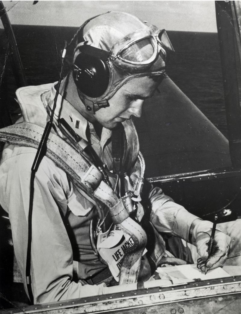 老布希曾在第二次世界大戰從軍，是當時最年輕的海軍飛行員。（圖取自喬治·布希總統圖書館暨博物館網站 georgehwbush.com）