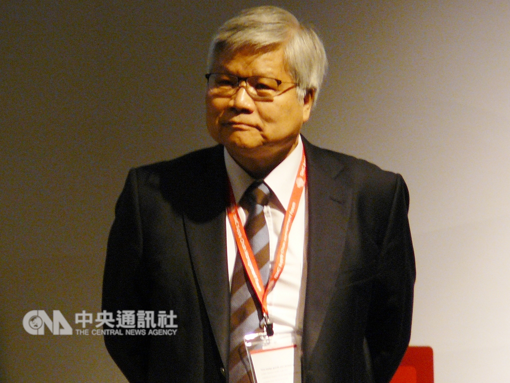 台積電6日在新竹國賓飯店舉辦供應鏈管理論壇,總裁暨副董事長魏哲家表示,5奈米製程預計明年第2季試產,特殊製程方面,為滿足客戶需求,也將增建8吋晶圓廠,這是台積電15年來首度新建8吋廠。中央社記者張建中攝 107年12月6日
