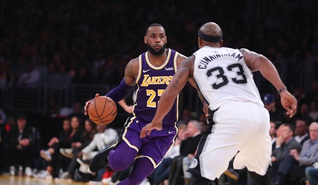 湖人主將詹姆斯(左)獨得42分,其中決勝第4節的關鍵時刻連得14分,帶領湖人後來居上。(圖取自NBA網頁www.nba.com)