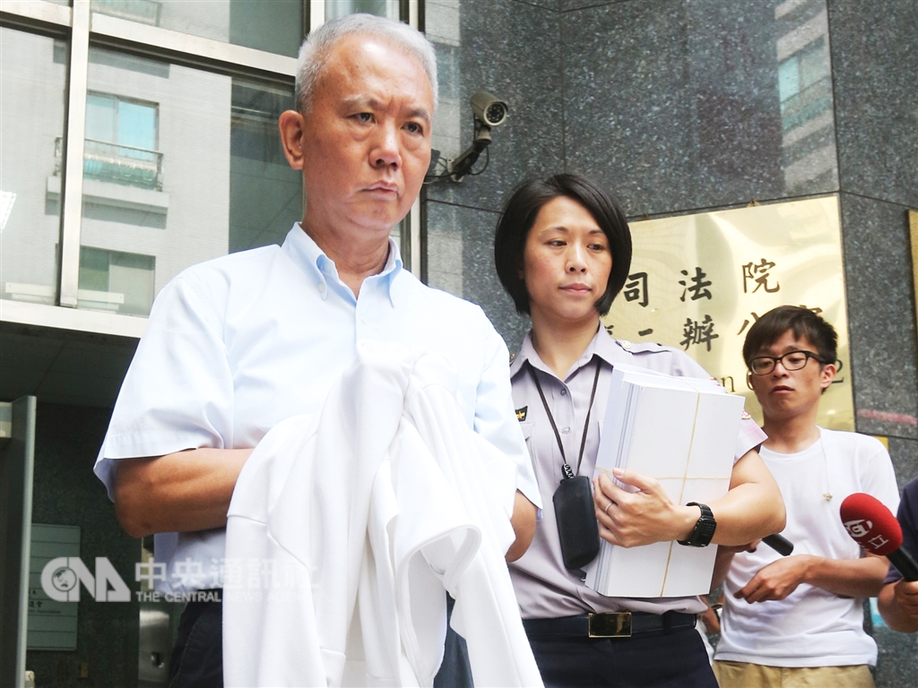 頂新製油公司前董事長魏應充(左)涉逃漏稅,台中高分院6日改判2年徒刑,但不得易科罰金。圖為魏應充2017年前往台北地檢署報到發監執行,展開入獄生活。(中央社檔案照片)