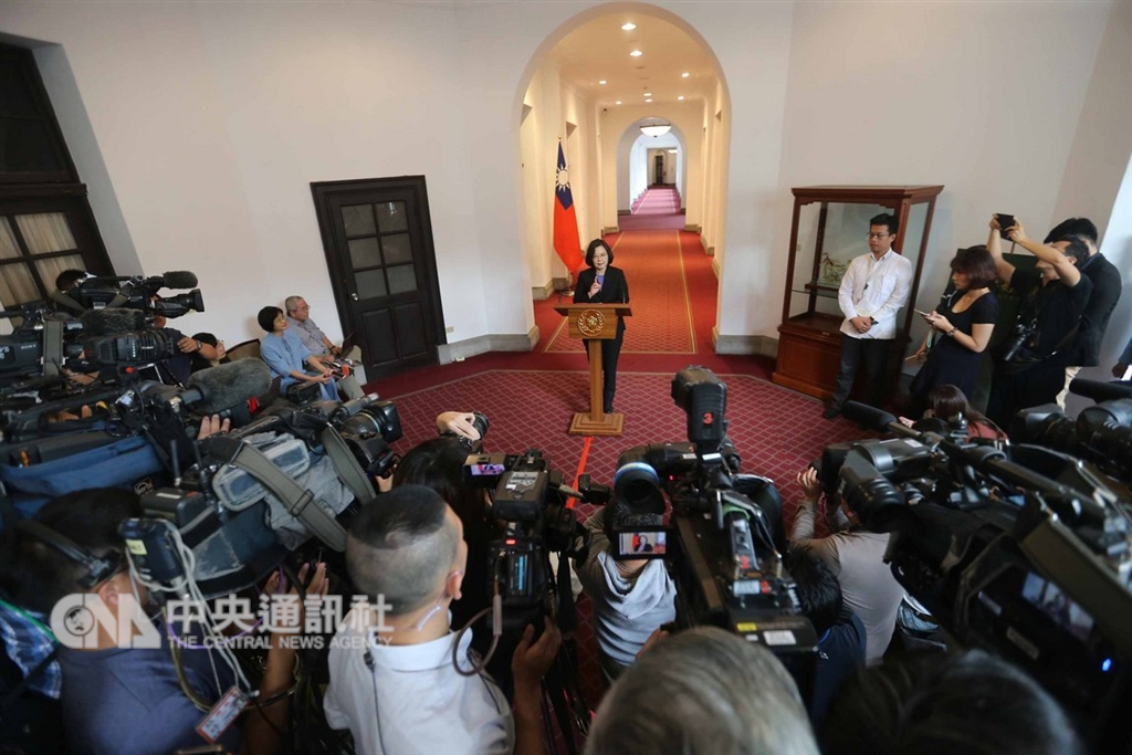 總統蔡英文(中)6日在總統府進行「迴廊談話」,並就相關議題說明,總統府迴廊擠滿大批媒體。中央社記者徐肇昌攝 107年12月6日