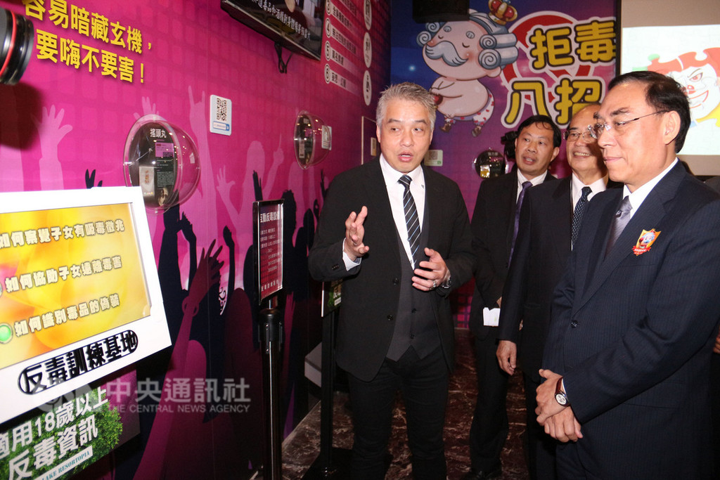 苗栗三義西湖渡假村率先全國在園區內建置「反毒訓練基地」,法務部長蔡清祥(右)7日出席啟用儀式,並參觀基地內各項反毒教育的多媒體互動設備。中央社記者管瑞平攝 107年12月7日