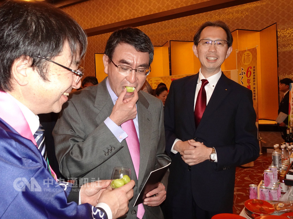 日本外相河野太郎(中)7日出席與福島縣知事內堀雅雄合辦的晚宴,對駐日外國使節等宣傳福島食品安全、美味。中央社記者楊明珠東京攝 107年12月7日