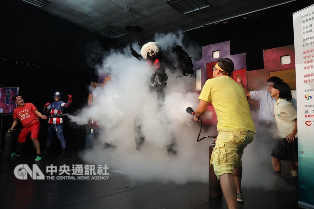 紙風車劇團執行長李永豐7日表示,去年青少年反毒戲劇工程有110場,今年同期應該至少有40場,卻因政治言論影響,只剩下10場。圖為紙風車劇團演出反毒戲劇。(中央社檔案照片)